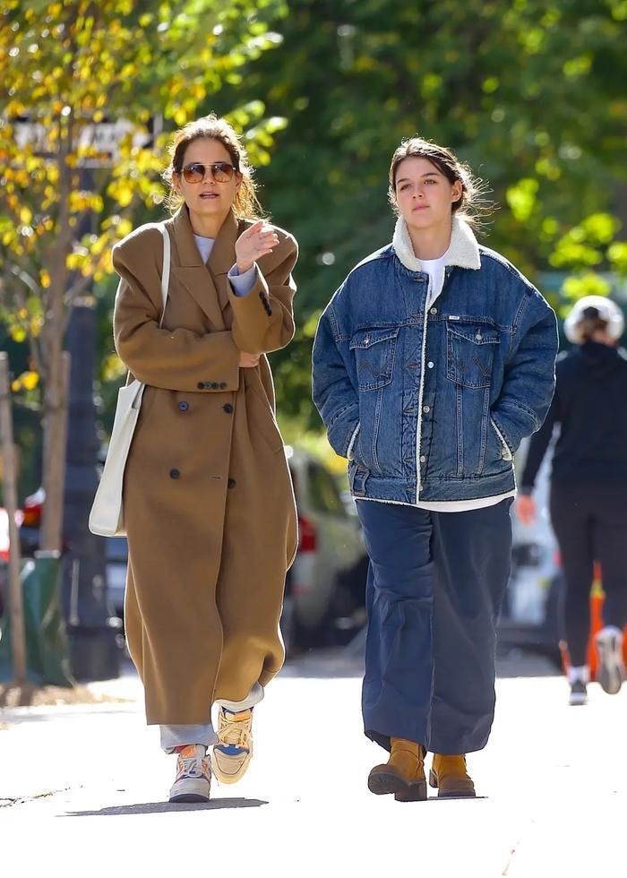 Katie Holmes và con gái Suri.