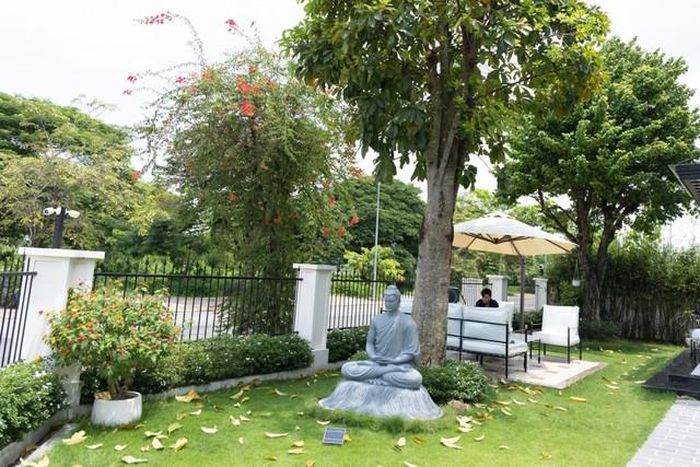 Khoảng sân tại biệt thự ở TP.HCM, Quốc Trường thường ra hít thở không khí trong lành và làm việc tại đây.