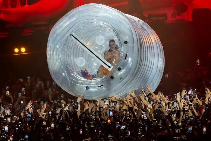 Katy Perry đã lướt trên đám đông bằng một chai nước bơm hơi khổng lồ trong suốt chuyến lưu diễn lễ hội châu Âu của mình. (Ảnh: Salvatore Di Nolfi/Keystone via AP).