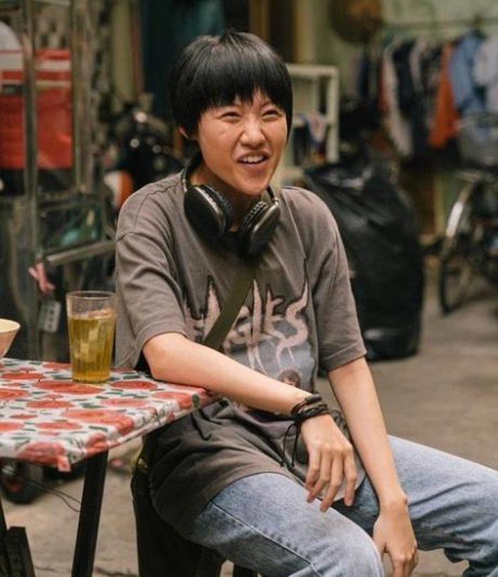 Uyển Ân cắt tóc ngắn, để mặt mộc và ăn mặc chuẩn tomboy để đóng phim Mai.