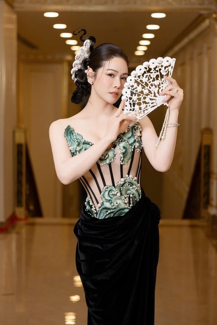 Loạt ảnh mới của Nhật Kim Anh thu hút sự chú ý của khán giả. (Nguồn: FBNV)