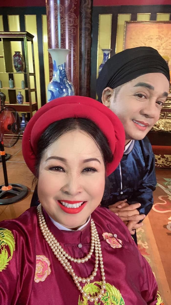 NSND Hồng Vân và NSƯT Minh Nhí có hơn 40 năm gắn bó, từ bạn học đến cặp bài trùng của sân khấu Việt. Ảnh: FBNV.