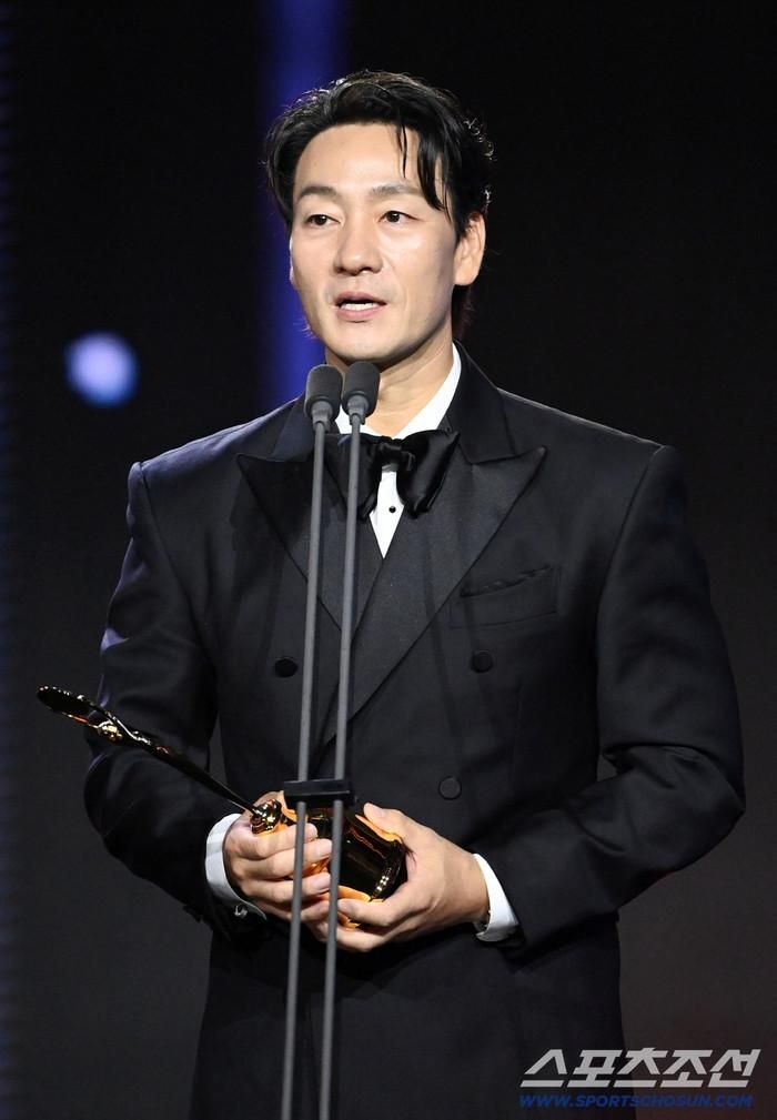 Park Hae-soo giành chiến thắng nhờ màn hóa thân thành thám tử Kang Tae-joo trong Bù Nhìn Bóng Đêm. (Ảnh: Sports Chosun)