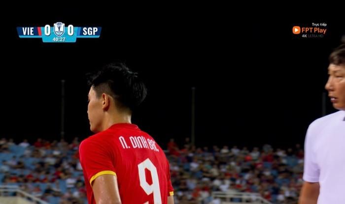 HLV Kim Sang Sik quay lại nhìn Đình Bắc với ánh mắt không hài lòng. Ảnh chụp màn hình