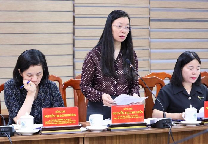 Đồng chí Nguyễn Thị Thu Hiền, Ủy viên Ban Thường vụ Đảng ủy, Phó Chủ tịch Hội LHPN Việt Nam, phát biểu ý kiến
