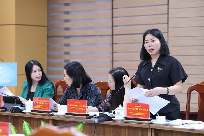 Đồng chí Nguyễn Thị Kim Oanh, Phó Bí thư Đảng ủy Trung ương Hội LHPN Việt Nam, báo cáo hoạt động tháng 7