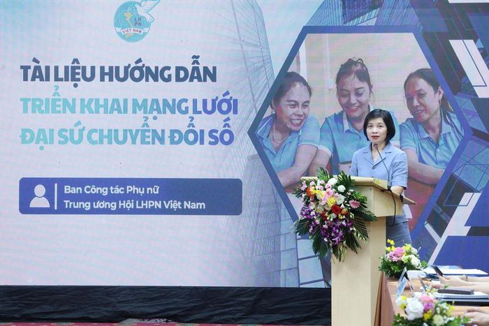 Bà Nguyễn Thị Kim Dung, Phó Trưởng Ban Thường trực Ban Công tác Phụ nữ, TƯ Hội LHPN VIệt Nam trình bày dự thảo khung hướng dẫn xây dựng Mạng lưới "Đại sứ Chuyển đổi số"