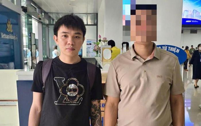 Đối tượng Lê Ngọc Báu (bên trái) bị bắt giữ sau thời gian lẩn trốn. Ảnh: Công an Quảng Ninh