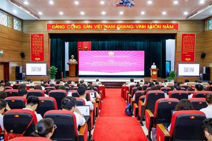 Bà Hà Thị Nga - Ủy viên Trung ương Đảng, Phó Chủ tịch - Tổng Thư ký UBTƯ MTTQ Việt Nam phát biểu tại Hội nghị