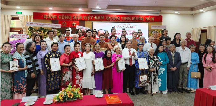Tập thể và các cá nhân được trao Giải thưởng Trần Văn Khê 2026 chụp hình lưu niệm cùng các đại biểu. Ảnh: Trung Dũng