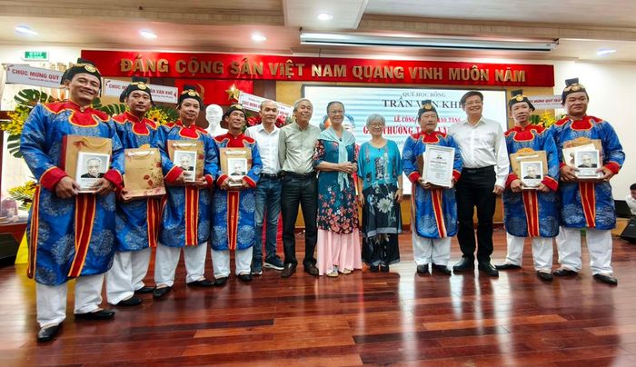 Tập thể Nhà hát Nghệ thuật Truyền thống Cung đình Huế và đại diện Quỹ Trần Văn Khê, các đại biểu chụp hình lưu niệm tại Lễ trao Giải thưởng Trần Văn Khê 2026. Ảnh: Trung Dũng