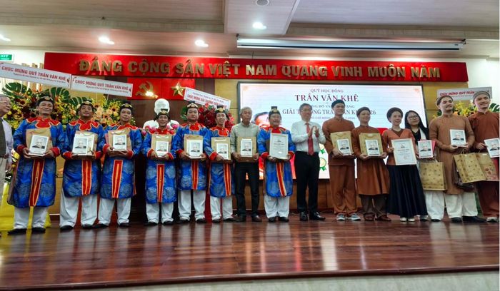 Ông Nguyễn Phước Lộc, Ủy viên Trung ương Đảng, Phó Bí thư Thành ủy, Chủ tịch Ủy ban Mặt trận Tổ quốc Việt Nam TP.HCM và đại diện Quỹ Trần Văn Khê trao giải tập thể cho Nhà hát Nghệ thuật Truyền thống Cung đình Huế và Nhóm Xẩm 48H. Ảnh: Trung Dũng