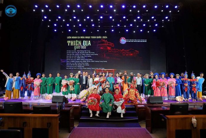 Tập thể lãnh đạo Trung tâm Bảo tồn di tích cố đô Huế cùng các nghệ sĩ Nhà hát Nghệ thuật truyền thống cung đình Huế tham gia tại Liên hoan ca, múa, nhạc toàn quốc năm 2024 (đợt 2). Ảnh: Báo Công lý
