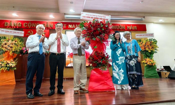 Ông Nguyễn Phước Lộc - Ủy viên Trung ương Đảng, Phó Bí thư Thành ủy, Chủ tịch Ủy ban Mặt trận Tổ quốc Việt Nam TP.HCM, thay mặt lãnh đạo thành phố gửi tặng lẵng hoa và chúc mừng Giải thưởng Trần Văn Khê.