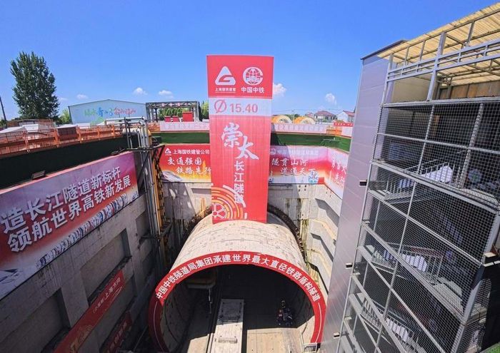 Toàn cảnh bên ngoài giếng phóng cỗ máy khoan hầm TBM Linghang