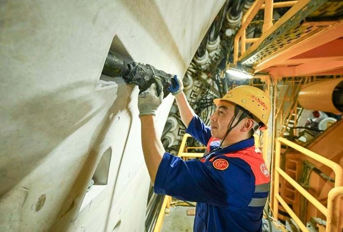 Một kỹ thuật viên làm việc tại công trường xây dựng đường hầm sông Dương Tử Trùng Minh-Taicang dưới lòng sông Dương Tử.
