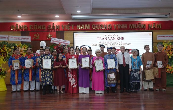 Ông Phan Nguyễn Như Khuê, nguyên Trưởng ban Tuyên giáo và Dân vận Thành ủy TP.HCM, Chủ tịch Liên hiệp các Hội Văn học Nghệ thuật TP.HCM; bà Đinh Thị Thanh Thủy, Phó Trưởng ban Tuyên giáo và Dân vận Thành ủy TP.HCM và đại diện Quỹ Trần Văn Khê trao giải cho 6 cá nhân có nhiều đóng góp trong nghiên cứu, giảng dạy, biểu diễn và truyền dạy âm nhạc truyền thống.