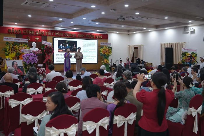 Nếu phần trao giải là khoảnh khắc ghi nhận những cống hiến bền bỉ, thì các tiết mục nghệ thuật ngay sau đó đã giúp tinh thần của Giải thưởng Trần Văn Khê 2026 được tiếp nối bằng chính âm thanh và hơi thở của di sản.