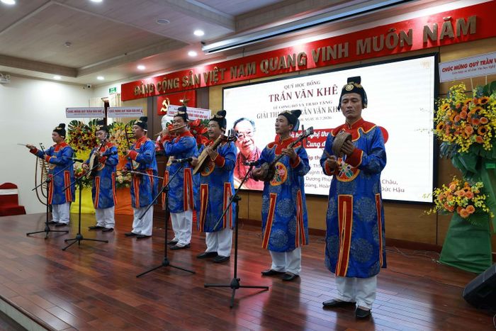Có lẽ đó cũng là điều khiến Giải thưởng Trần Văn Khê mang một sắc thái riêng. Những người được vinh danh không chỉ bước lên sân khấu để nhận bằng khen và hoa chúc mừng, mà còn trực tiếp giới thiệu thành quả lao động nghệ thuật của mình trước công chúng. Khoảng cách giữa người được trao giải và người thưởng thức vì thế gần như không còn.