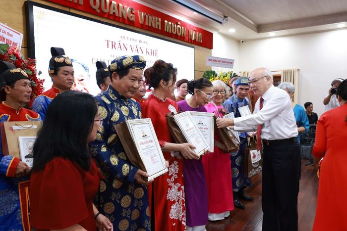 Ông Phan Nguyễn Như Khuê, nguyên Trưởng ban Tuyên giáo và Dân vận Thành ủy TP.HCM, Chủ tịch Liên hiệp các Hội Văn học Nghệ thuật TP.HCM, trao giải cho cá nhân có nhiều đóng góp trong nghiên cứu, giảng dạy, biểu diễn và truyền dạy âm nhạc truyền thống.