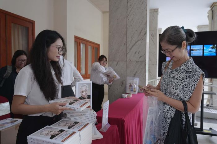 Các đại biểu đóng góp ủng hộ Quỹ học bổng Trần Văn Khê.