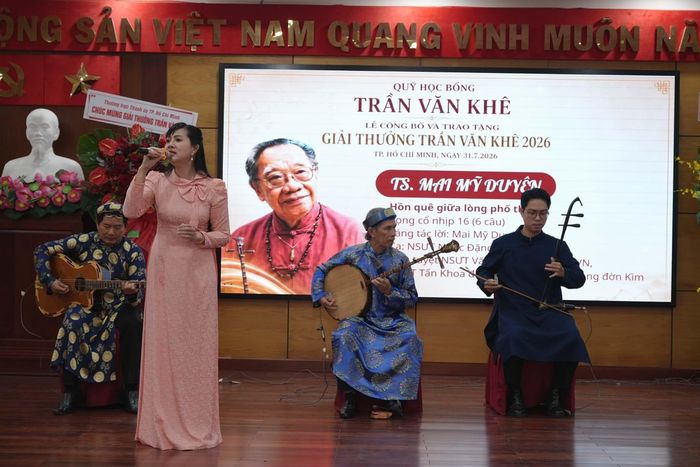 Khán phòng Bảo tàng Phụ nữ Nam Bộ lắng lại khi những giai điệu nhã nhạc, hát xẩm, đờn ca tài tử và các tiết mục âm nhạc truyền thống lần lượt vang lên. Không chỉ biểu diễn để chúc mừng lễ trao giải, các nghệ sĩ còn kể câu chuyện về hành trình gìn giữ những giá trị đã được trao truyền qua nhiều thế hệ.