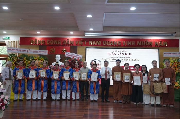 Ông Nguyễn Phước Lộc, Ủy viên Trung ương Đảng, Phó Bí thư Thành ủy, Chủ tịch Ủy ban Mặt trận Tổ quốc Việt Nam TP.HCM và đại diện Quỹ Trần Văn Khê trao giải tập thể cho Nhà hát Nghệ thuật Truyền thống Cung đình Huế và Nhóm Xẩm 48H.