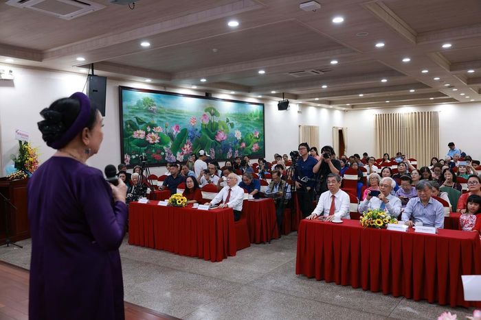 Đông đảo đại biểu, nghệ sĩ và người yêu âm nhạc dân tộc chăm chú theo dõi các tiết mục biểu diễn tại chương trình.