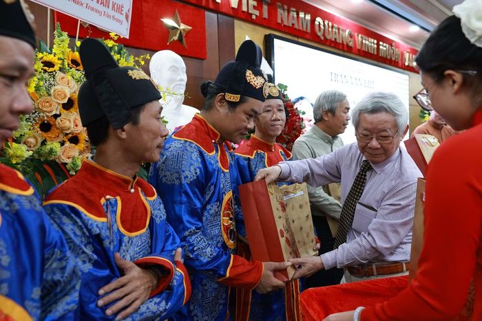 Nhà báo Dương Trọng Dật, Giám đốc Quỹ Học bổng Trần Văn Khê, trao giải cho các thành viên Nhà hát Nghệ thuật Truyền thống Cung đình Huế.