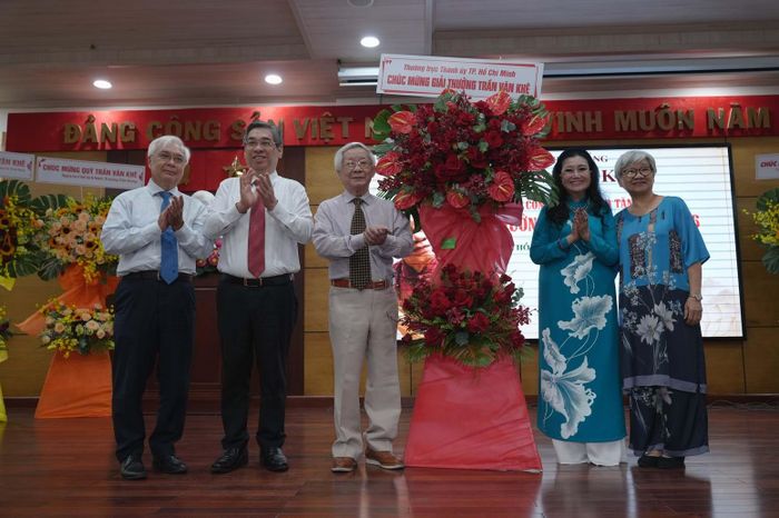 Ông Nguyễn Phước Lộc - Ủy viên Trung ương Đảng, Phó Bí thư Thành ủy, Chủ tịch Ủy ban Mặt trận Tổ quốc Việt Nam TP.HCM, thay mặt lãnh đạo thành phố gửi tặng lẵng hoa và chúc mừng Giải thưởng Trần Văn Khê.