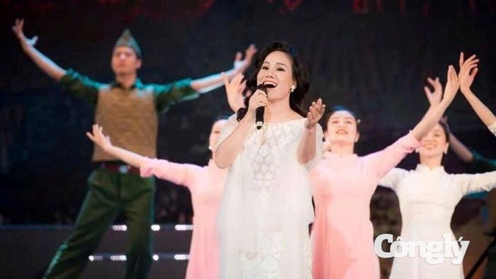 Ca sĩ Cẩm Tú, một trong những giọng hát chủ lực của Nhà hát Ca múa nhạc Quân đội.