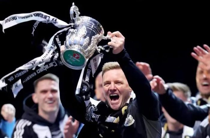 HLV Eddie Howe ăn mừng với chiếc Cup sau khi cùng Newcastle chiến thắng trong trận chung kết Cup Liên đoàn tại sân Wembley, London tháng 3/2025. Ảnh: Newcastle FC
