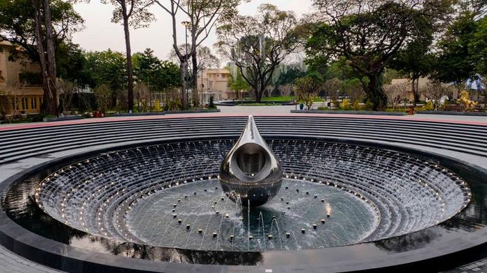 Đài phun nước nghệ thuật với biểu tượng "Giọt nước hòa bình" là điểm nhấn nổi bật tại Công viên Lý Thái Tổ sau khi được cải tạo.