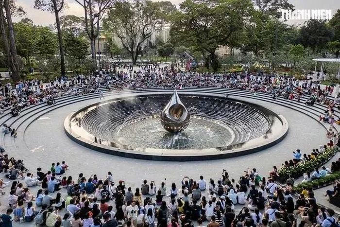 Không gian Công viên Lý Thái Tổ trở thành điểm sinh hoạt cộng đồng, thu hút đông đảo người dân đến vui chơi, chụp ảnh và theo dõi các màn trình diễn nhạc nước (Ảnh: Báo Thanh niên)