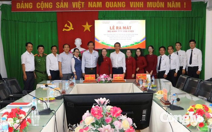 Các đại biểu chụp ảnh lưu niệm