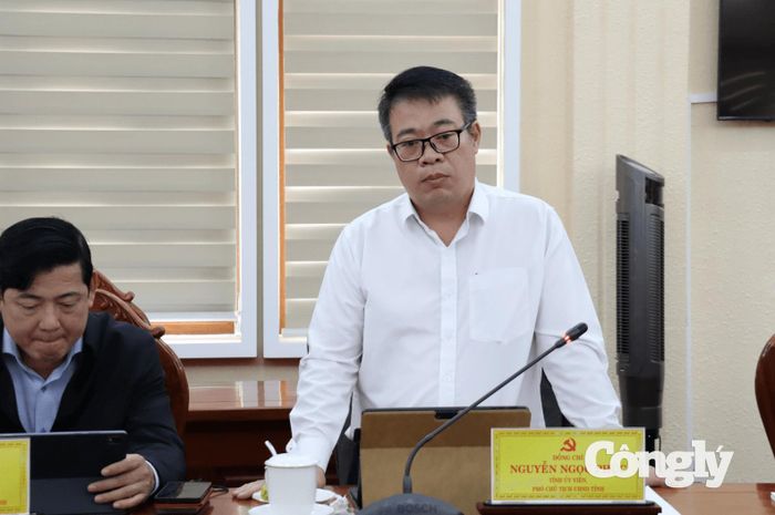 Phó Chủ tịch UBND Nguyễn Ngọc Phú trao đổi các nội dung thuộc thẩm quyền của UBND tỉnh.