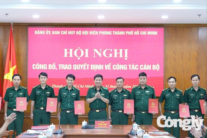 Bộ đội Biên phòng TP.HCM trao quyết định về công tác cán bộ.
