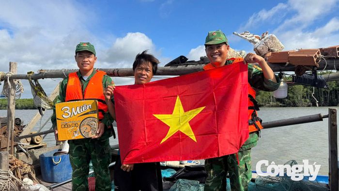 Bộ đội Biên phòng TP.HCM đồng hành cùng ngư dân.