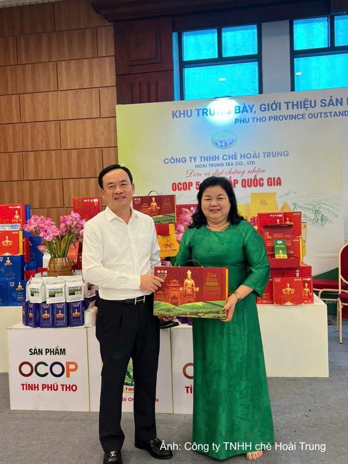 Nghệ nhân Bùi Thị Mão luôn ý thức sâu sắc rằng, mỗi sản phẩm mình làm ra đều mang theo hình ảnh của quê hương Đất Tổ.