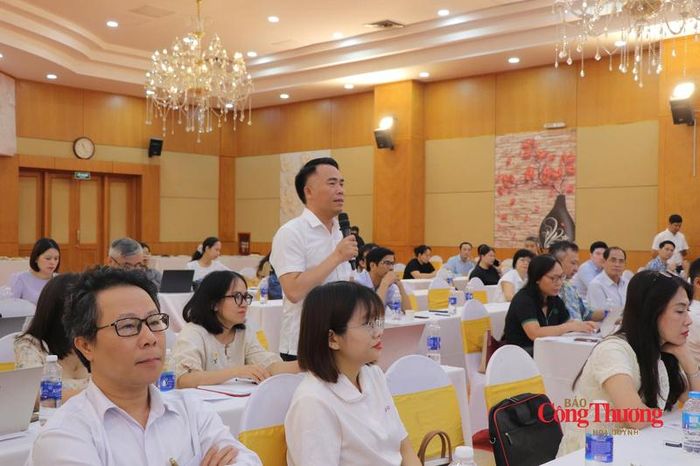 Đại diện các cơ quan, đơn vị trao đổi các vấn đề, quy định của Luật Báo chí năm 2025 tới cơ quan quản lý báo chí tại hội nghị.