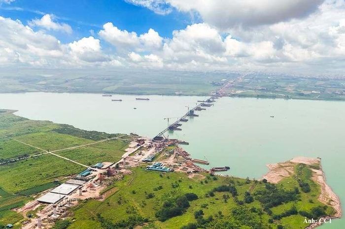 Cầu Hồng Hà thuộc dự án Vành đai 4 - Vùng thủ đô Hà Nội đang được CC1 và các nhà thầu thi công.