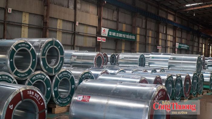 Sản phẩm của Công ty CP Tôn mạ VNSTEEL Thăng Long sử dụng nhiên liệu LNG/CNG cho lò đốt của dây chuyền mạ kẽm. Ảnh minh họa