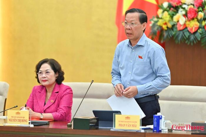 Chủ nhiệm Ủy ban Kinh tế và Tài chính Phan Văn Mãi phát biểu tại Phiên họp.