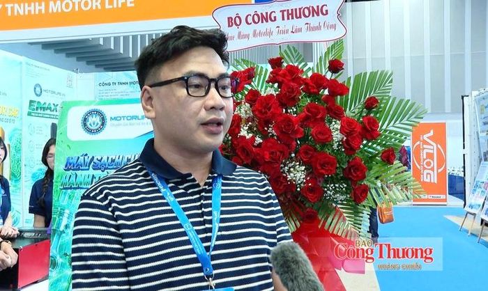 Ông Hoàng Tiến Lập, Giám đốc Công ty TNHH Moto Life Việt Nam trao đổi với phóng viên Báo Công Thương
