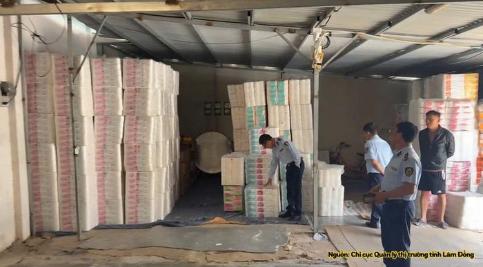 Lực lượng chức năng bắt quả tang kho hàng tại phường Lâm Viên - Đà Lạt.