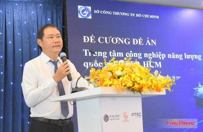 Ông Nguyễn Khắc Hiếu, Phó Trưởng phòng Quản lý năng lượng (Sở Công Thương TP. Hồ Chí Minh), giới thiệu Đề cương Đề án xây dựng và hình thành Trung tâm công nghiệp năng lượng quốc gia tích hợp khí, khí hóa lỏng, điện, lọc, hóa dầu và năng lượng tái tạo tại TP. Hồ Chí Minh tại tọa đàm.