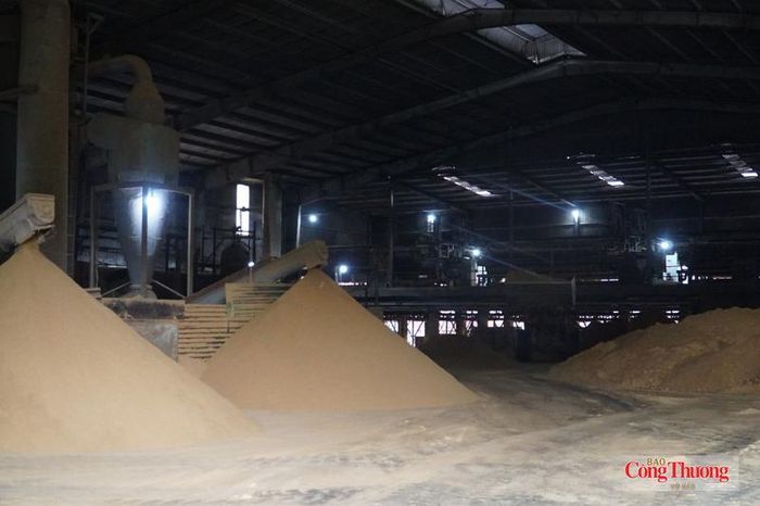 TP. Đà Nẵng dành hơn 20 tỷ đồng hỗ trợ doanh nghiệp đầu tư các giải pháp công nghệ, xây dựng kế hoạch giảm phát thải khí nhà kính trong sản xuất công nghiệp. Trong hình: Sản xuất thức ăn chăn nuôi từ phế phẩm bã sắn, ngô. 