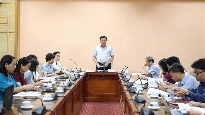 Thứ trưởng Bộ Y tế Đỗ Xuân Tuyên phát biểu tại cuộc họp.