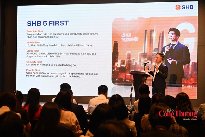 Ông Nguyễn Chiến Thắng, Giám đốc Trung tâm Phát triển, Khối Công nghệ thông tin, Ngân hàng TMCP Sài Gòn - Hà Nội (SHB) trình bày tham luận: "Triển khai chuyển đổi số và AI tại Ngân hàng Sài Gòn - Hà Nội". 