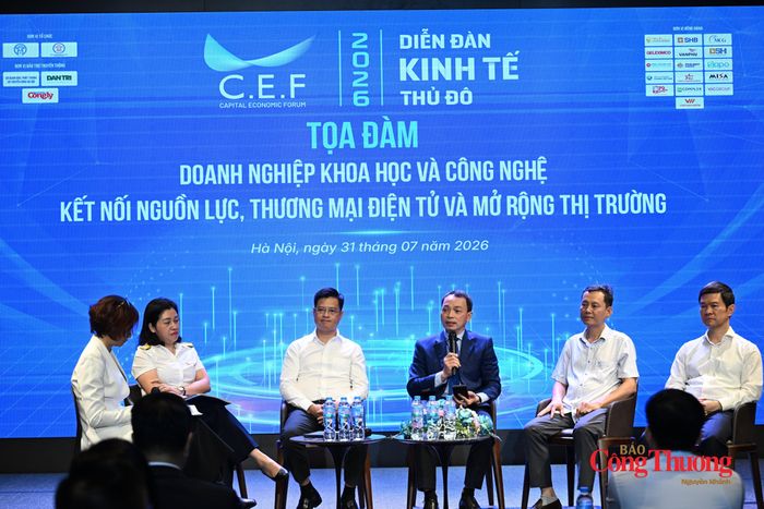 Ông Bùi Trung Kiên, Phó Chủ tịch Hiệp hội Thương mại điện tử Việt Nam chia sẻ tại tọa đàm.
